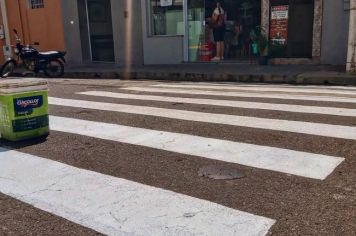 Foto - Pintura das faixas de pedestres e sinalização do município.
