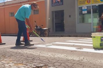 Foto - Pintura das faixas de pedestres e sinalização do município.