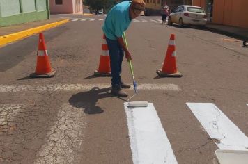 Foto - Pintura das faixas de pedestres e sinalização do município.