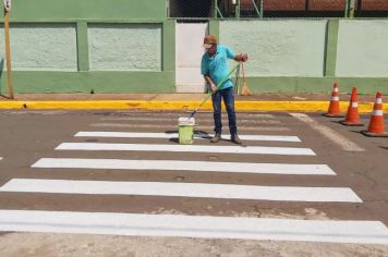 Foto - Pintura das faixas de pedestres e sinalização do município.