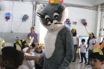 Coelho da páscoa visita escolas da cidade