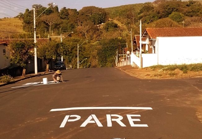 Prefeitura realiza manutenção da sinalização de trânsito. 